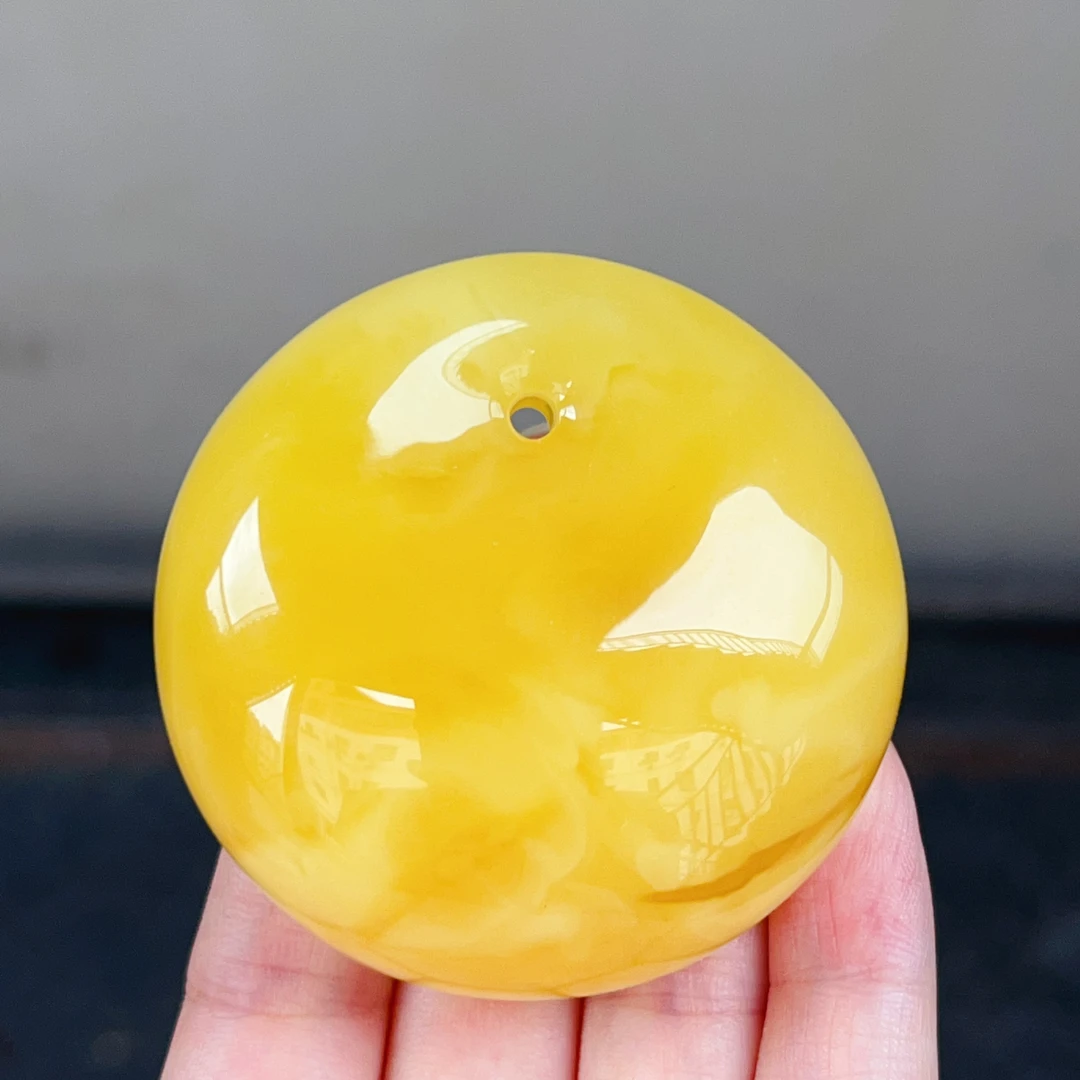 满蜡黄白花公主扣吊坠，蜡质浓郁，器形饱满，51克，尺寸58.5*26.6mm