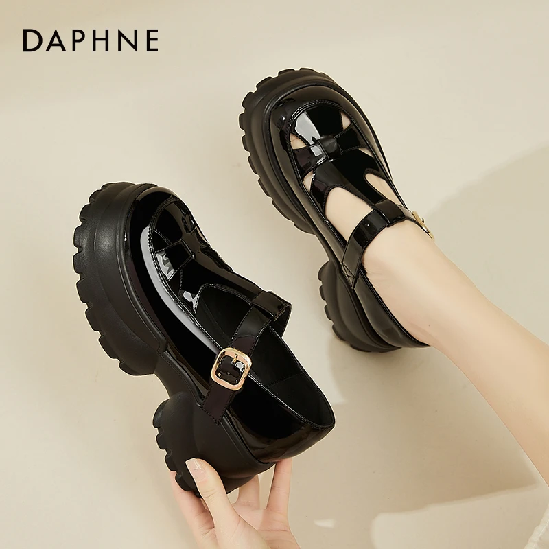 达芙妮女鞋2025秋季新款厚底内增高罗马凉鞋镂空编织包头猪笼单鞋