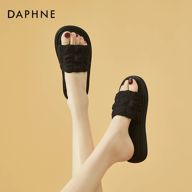 达芙妮褶皱平底拖鞋女夏外穿2025新款踩屎感可爱软底一字拖沙滩鞋