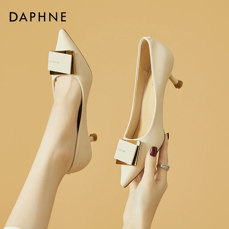 达芙妮法式高级感单鞋女2025秋季新款细跟尖头工作鞋方扣高跟皮鞋