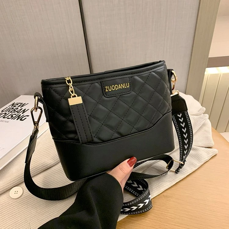 菱格绣线小包包女2024新款流行百搭链条斜挎水桶包通勤单肩流浪包