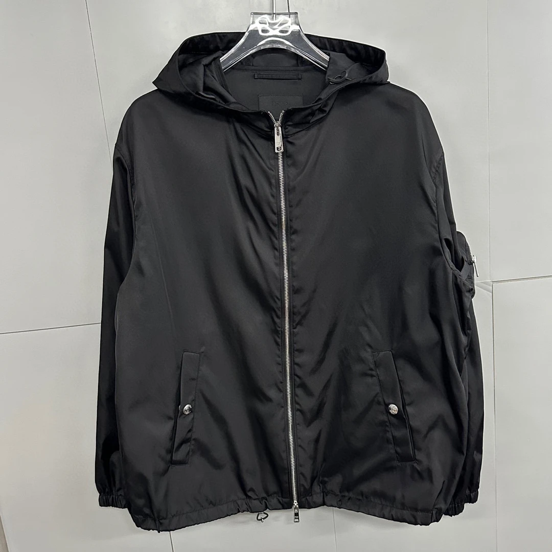 全新未使用 Prada/普拉达 三角标可拆卸臂包连帽外套 M码 D13937