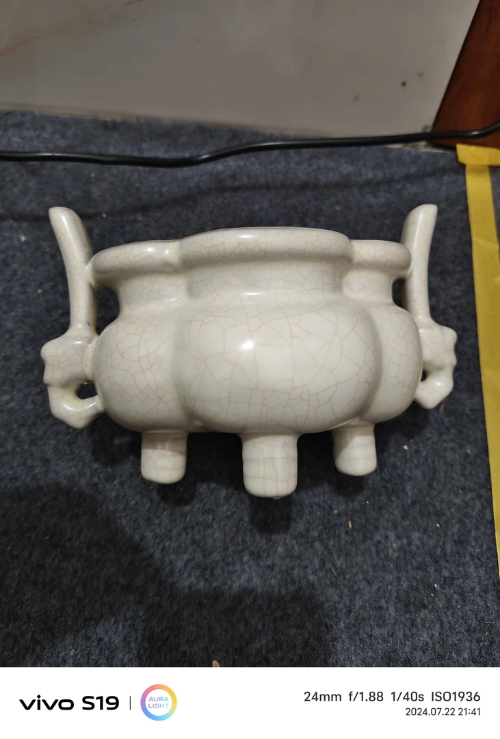 汝窑乳白釉立耳海棠炉，手功拉胚，古朴典雅！
