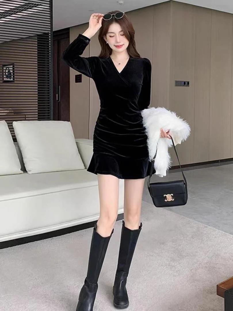 黑色高级感金丝绒连衣裙女秋冬长袖鱼尾裙短款v领a字裙内搭打底裙