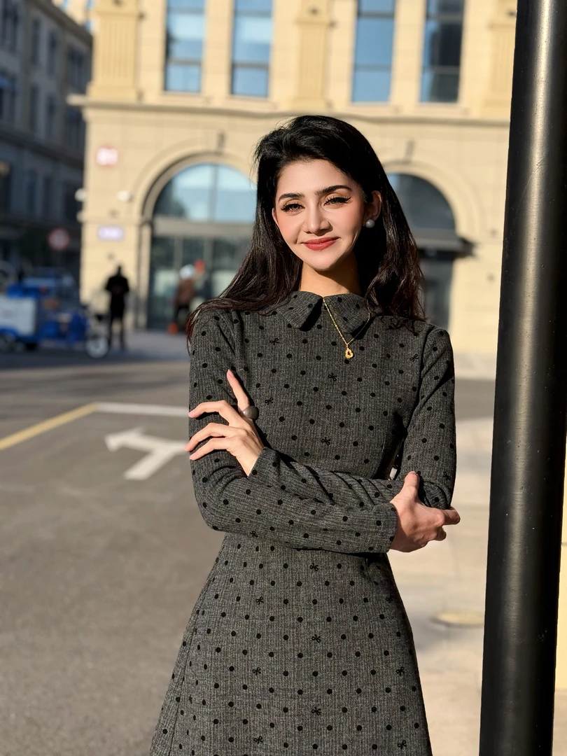 Fargiz2024 秋冬新款波点娃娃领高级感设计款气质收腰连衣裙