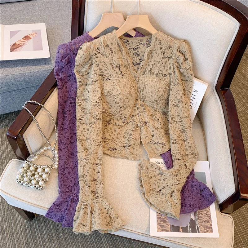 2024秋冬款气质长袖短款上衣法式V领开叉喇叭袖内搭打底蕾丝衫女