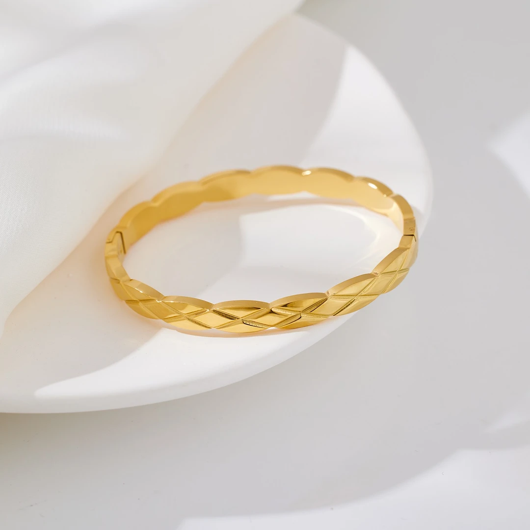 钛钢手镯 明星同款时尚菱格纹钛钢手镯 INS风博主同款菱格纹手环