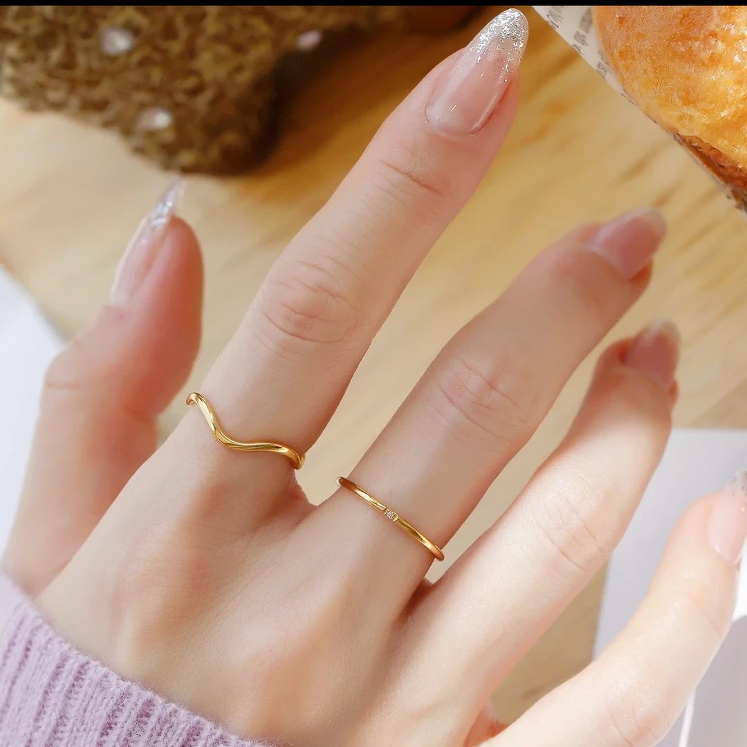 钛钢戒指 新款不掉色波纹设计小众女戒指素圈指环食指百搭时尚款