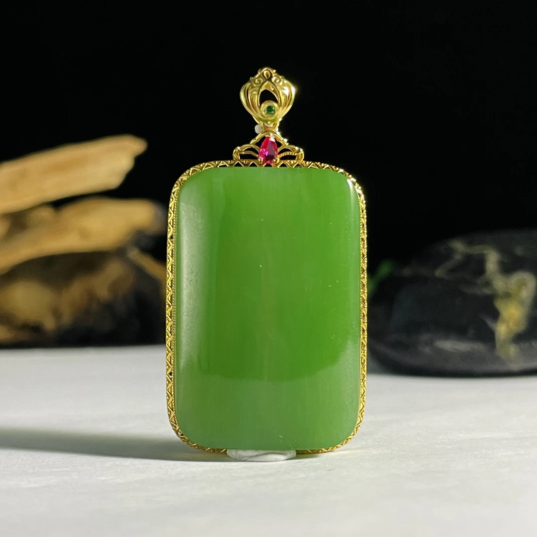 【豆豆珠宝甄选】18K金豪华镶嵌和田玉老坑碧玉满绿无事牌吊坠精美
