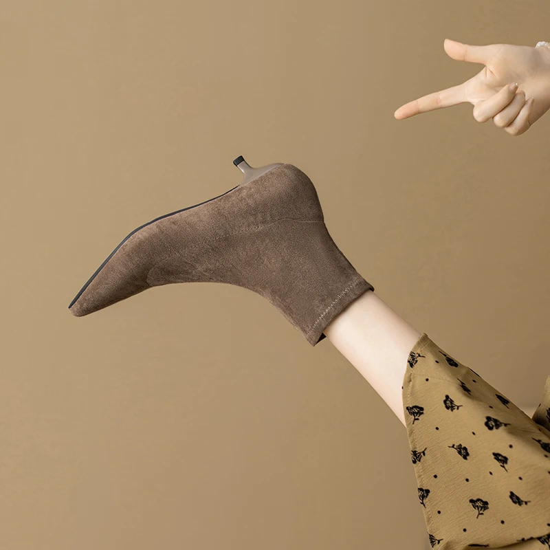 卡其色绒面尖头小跟细跟短靴女3cm2025秋冬新款低跟瘦瘦靴弹力靴