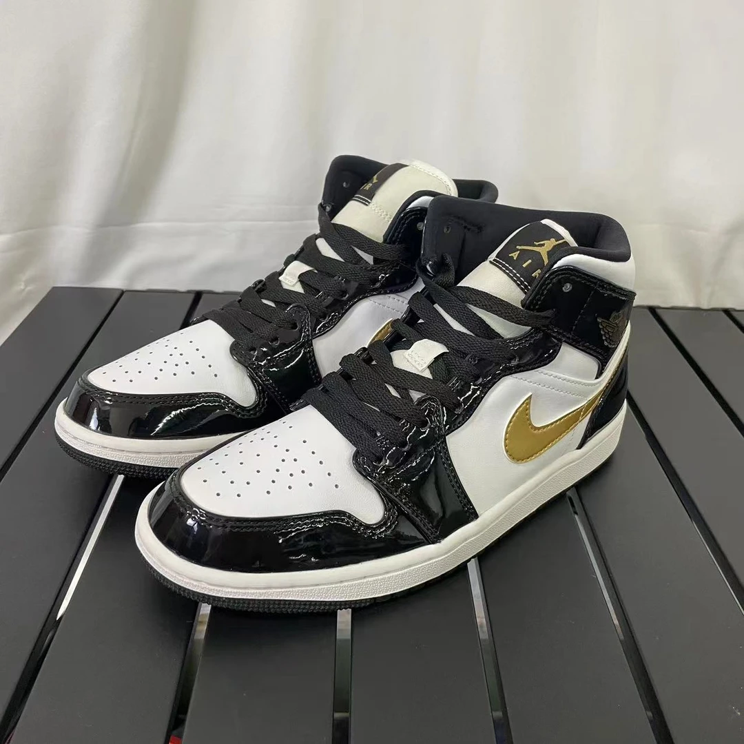 40.5码公价1k AJ 1 Mid SE中帮篮球鞋白黑金