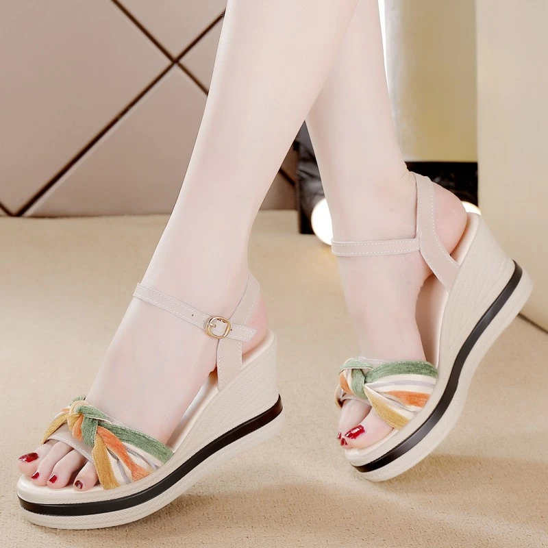 女士一字扣坡跟仙女风女鞋2024夏季新款甜美时尚增高厚底百搭凉鞋