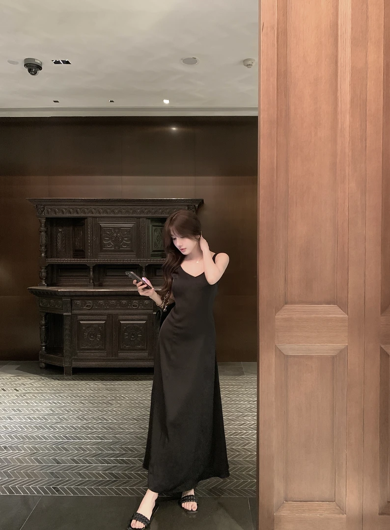 包【初晴烟雨】赫本风气质缎面V领吊带连衣裙女气质大摆长裙80754