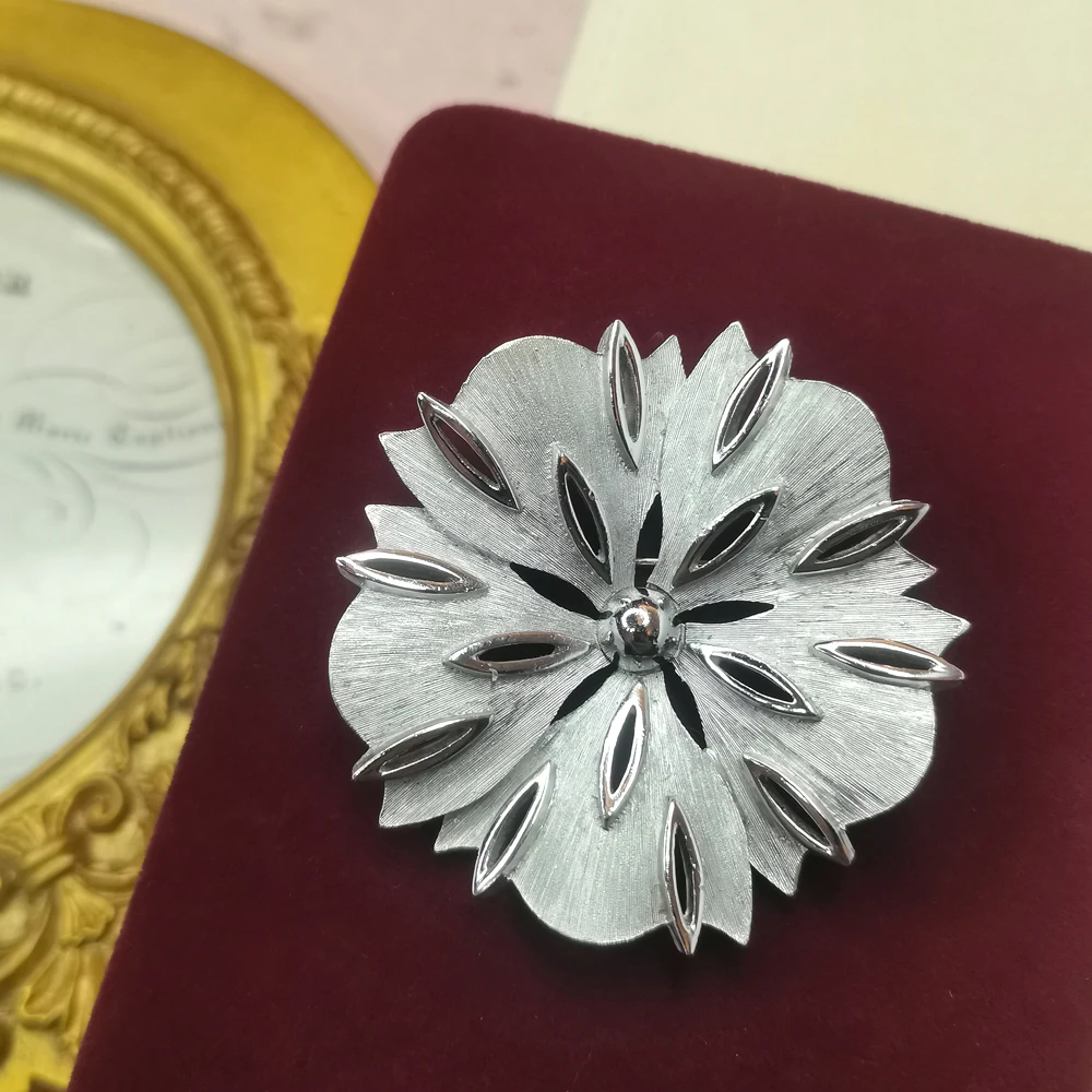 trifari经典刷银东方剪纸系列胸针[2412021-003]