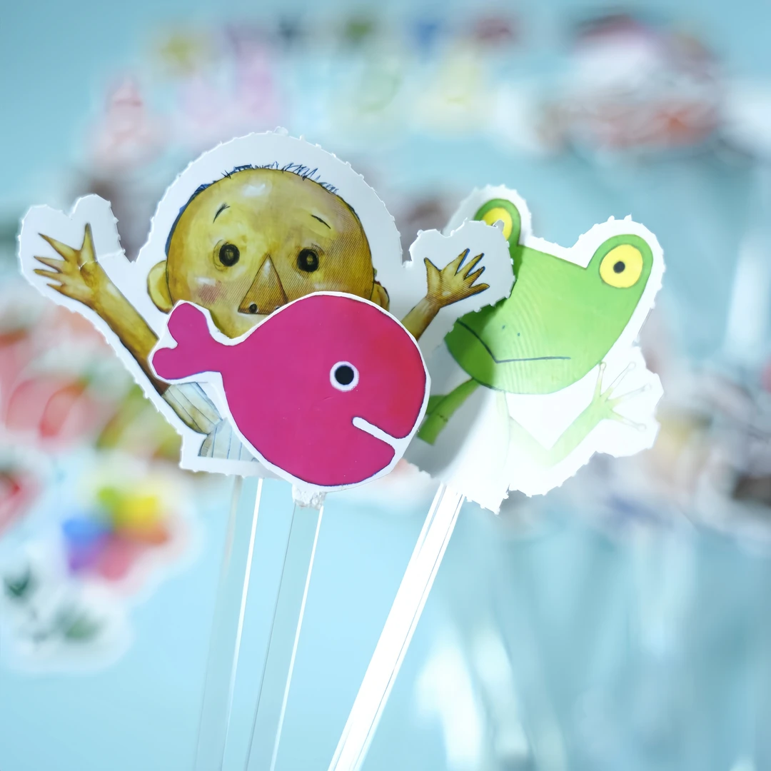 240个教具，涵盖30本经典绘本。绘本“动”起来（不含绘本）贴纸对对碰