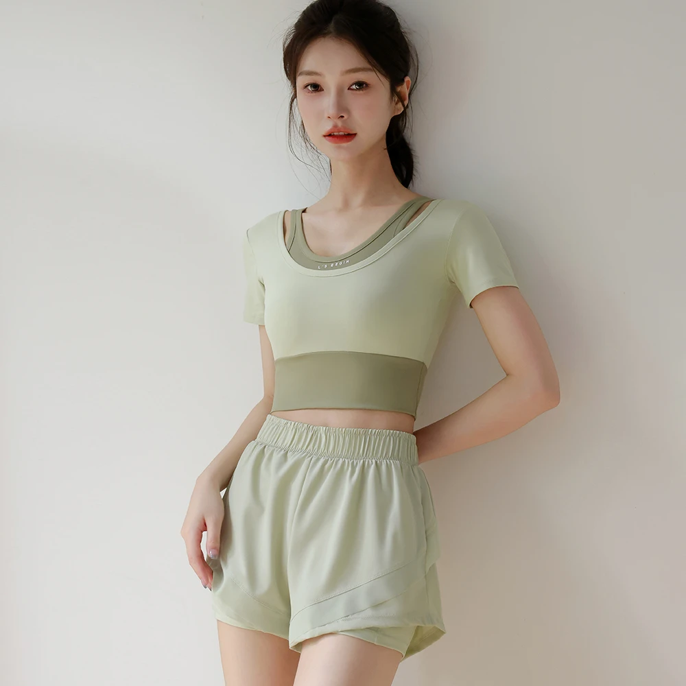 带胸垫瑜伽服套装女普拉提训练健身上衣高级感假两件运动跑步短裤