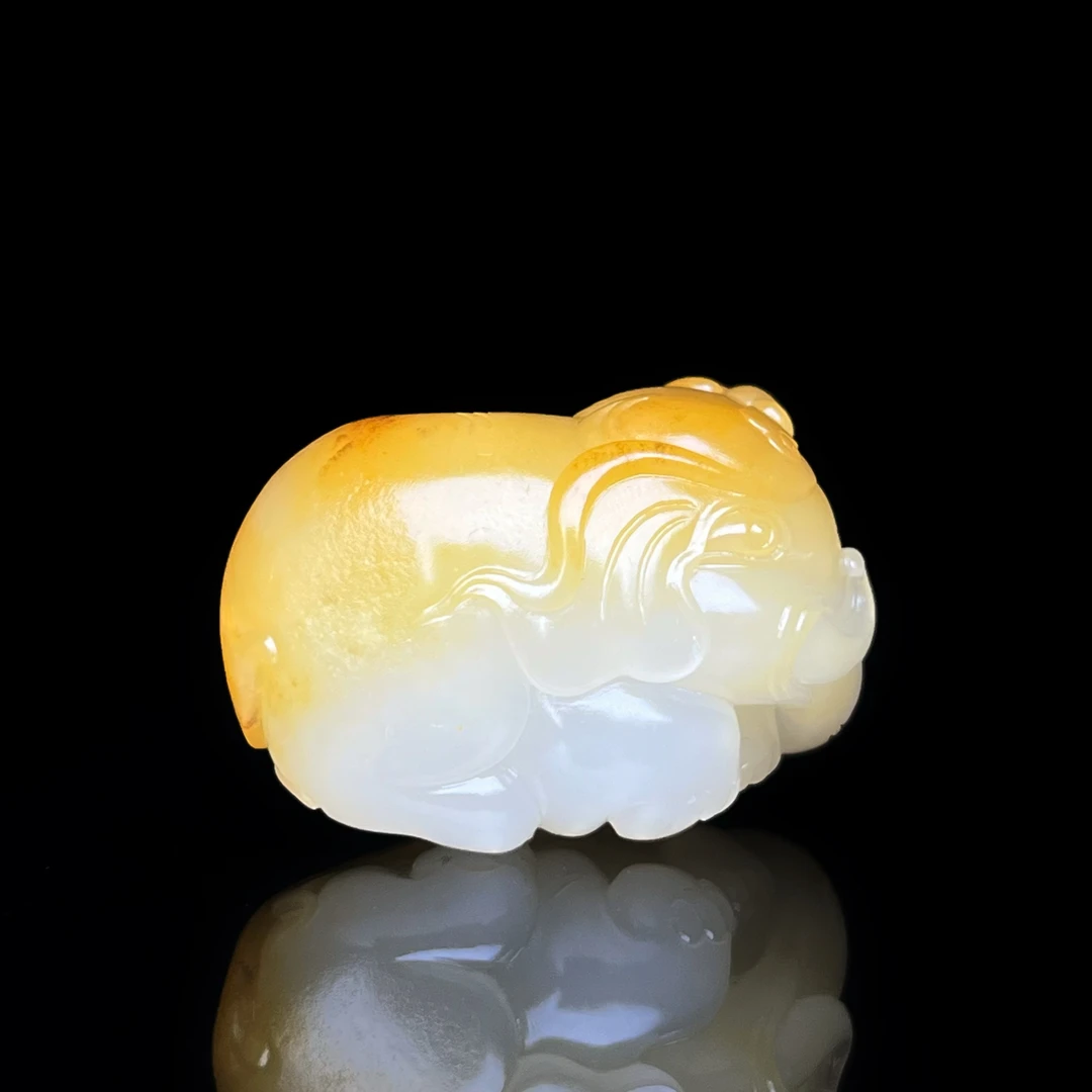 【封侯拜相】新疆和田玉 黄沁带玉种 独籽雕刻 小象挂件 重18.8克