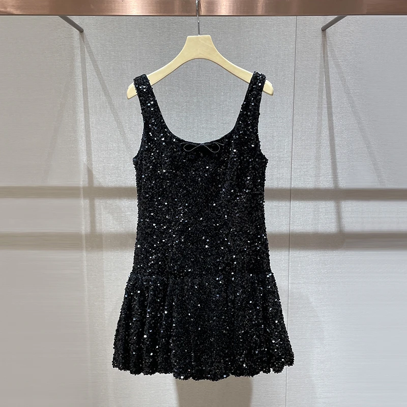 显身材连衣裙2024秋新款方领少女风蓬蓬裙轻奢高级感亮片小黑裙