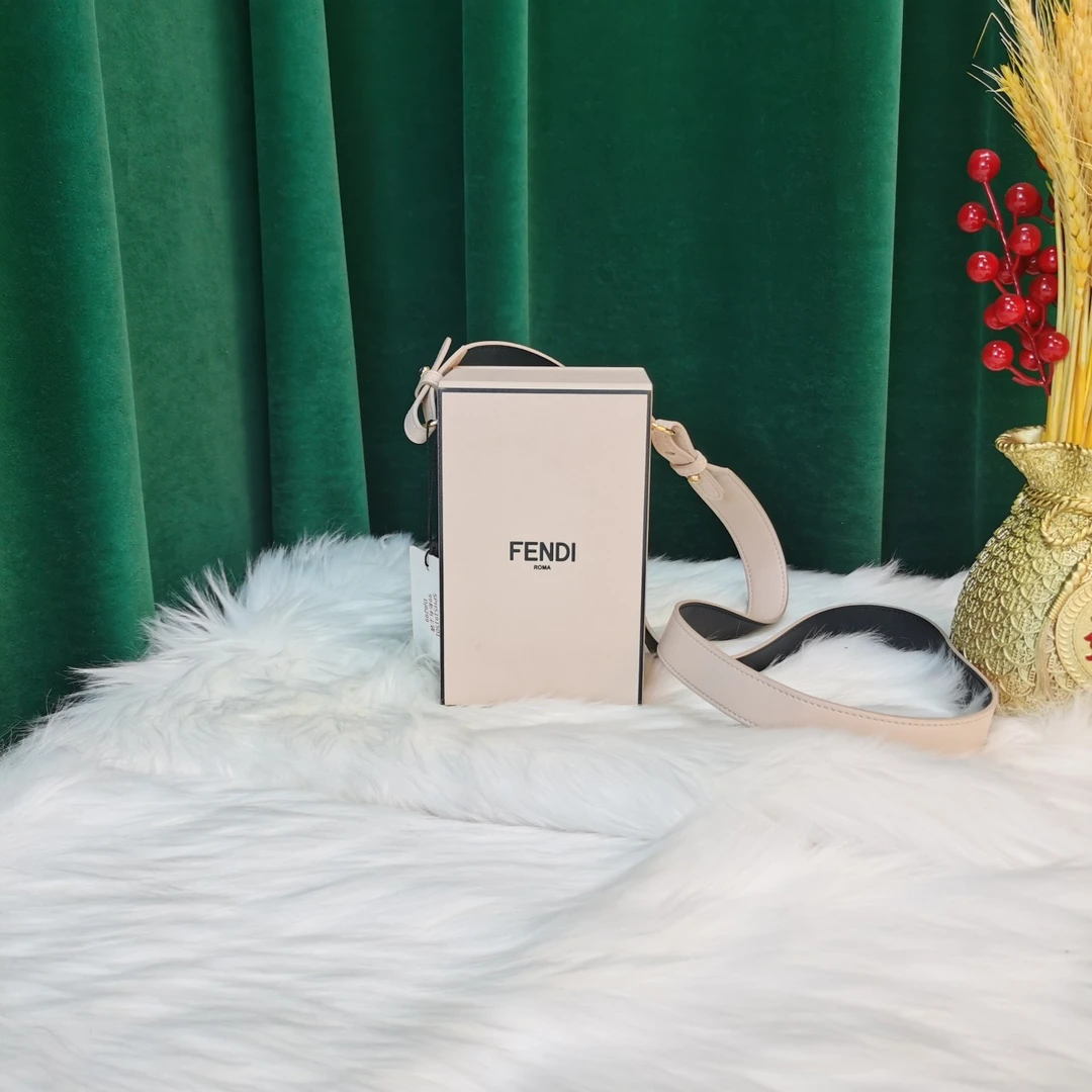 99新 FENDI/芬迪 女士时尚经典方盒子包手机包单肩斜挎包二奢包包