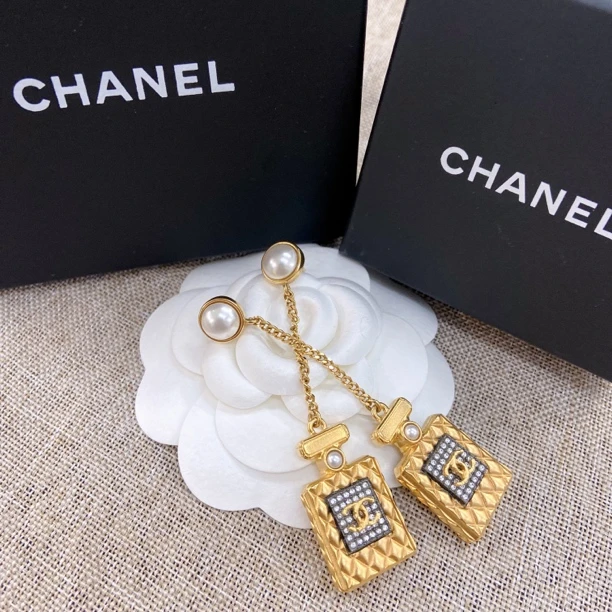 99新 Chanel/香奈儿 百搭款香水瓶珍珠满钻耳钉20A