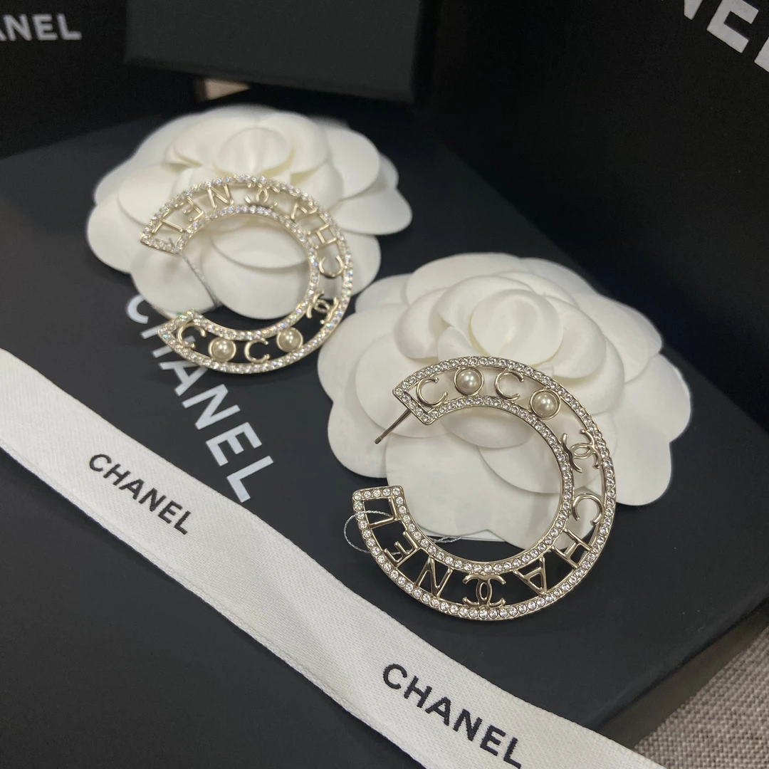 全新未使用 Chanel/香奈儿 时尚 经典 镂空 字母满钻耳钉耳圈20B
