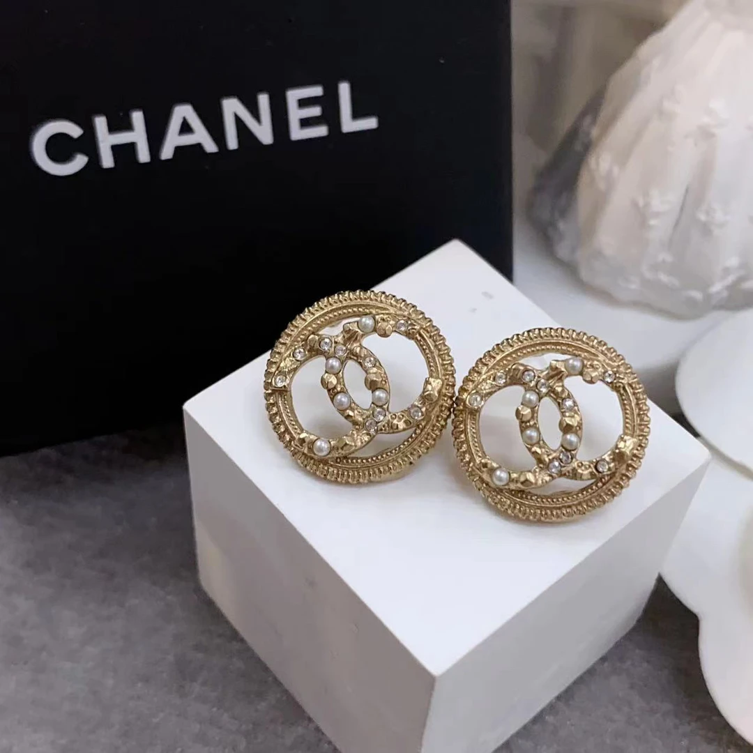 全新未使用 Chanel/香奈儿 百搭款扣子镂空满钻珍珠百搭耳钉A