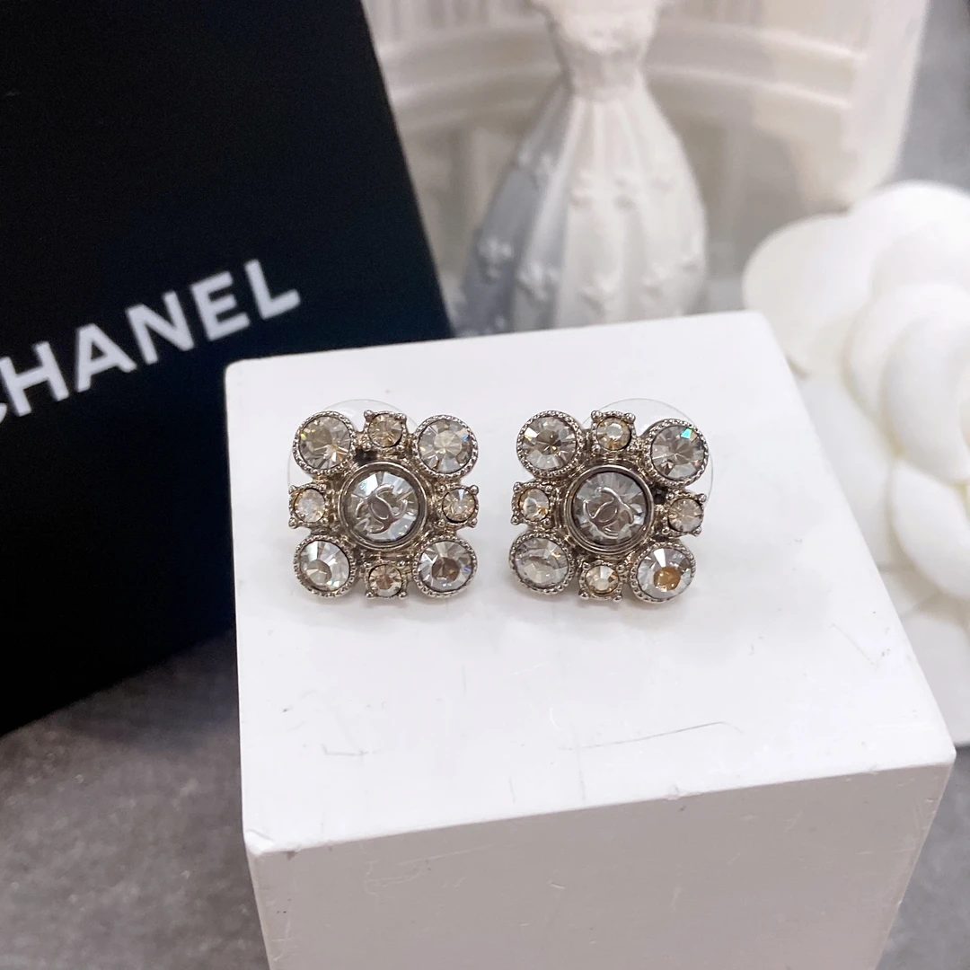 99新 Chanel/香奈儿 百搭款方糖山茶花满钻耳钉C早春