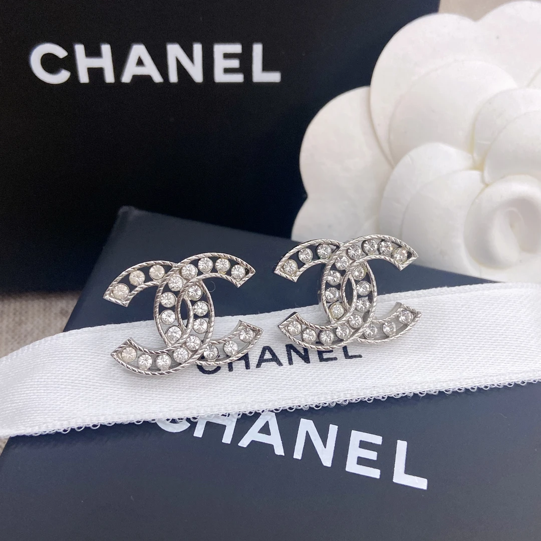 未使用 Chanel/香奈儿 百搭款 素款满钻 银色中号耳钉 21B