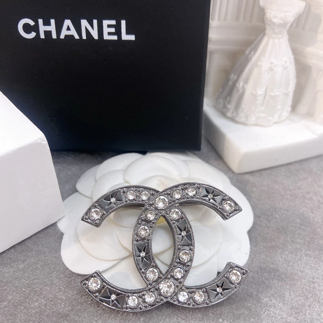 未使用 Chanel/香奈儿 百搭款锵灰色满钻百搭胸针K秋冬成衣JC0004