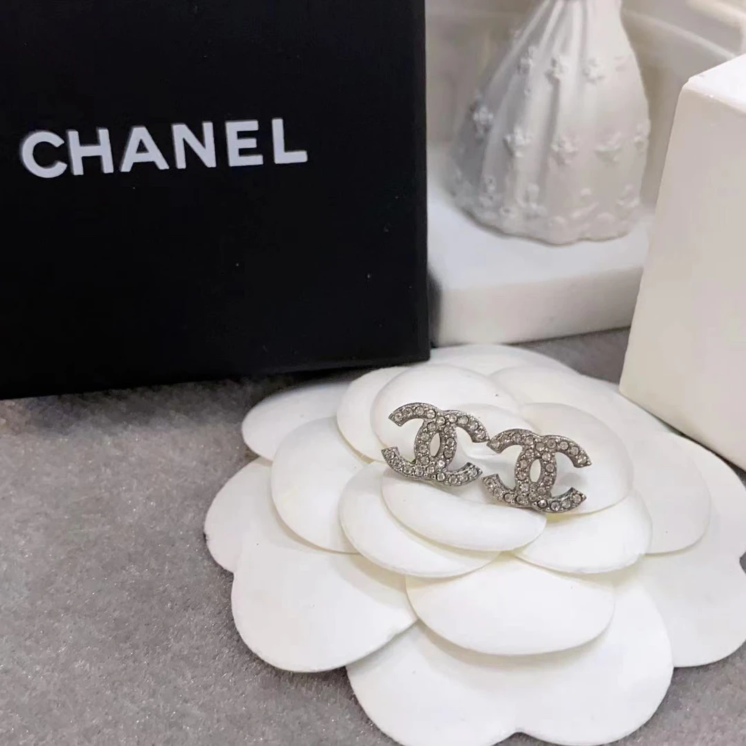 99新 Chanel/香奈儿 百搭款 经典 素款 银色 满钻 百搭 耳钉C早春
