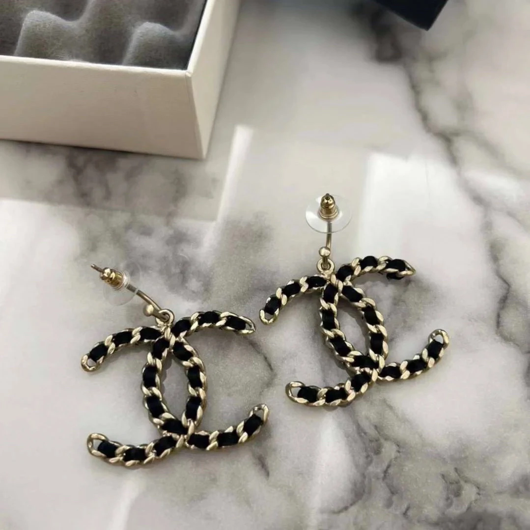 99新 Chanel/香奈儿 百搭款素款皮穿链耳钉耳钩AX0046