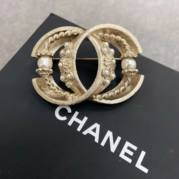 未使用 Chanel/香奈儿 百搭款素款镂空百搭珍珠浮雕胸针A