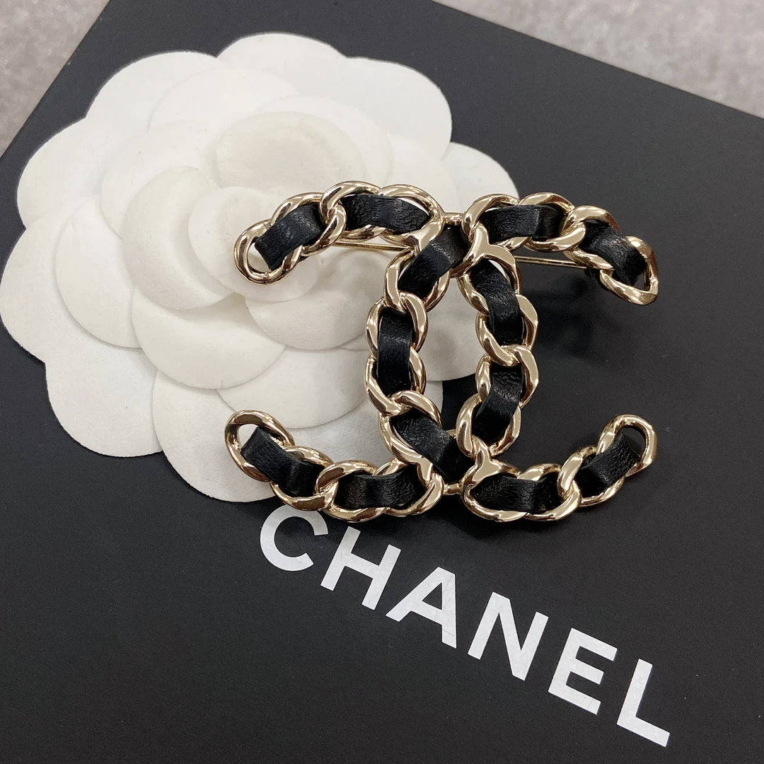 99新 Chanel/香奈儿 百搭款素款皮穿链时尚胸针20V