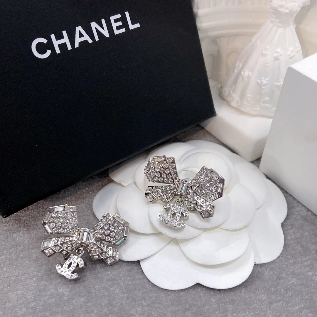 99新 Chanel/香奈儿 轻奢气质蝴蝶结丝带满钻耳钉B秋冬预白色