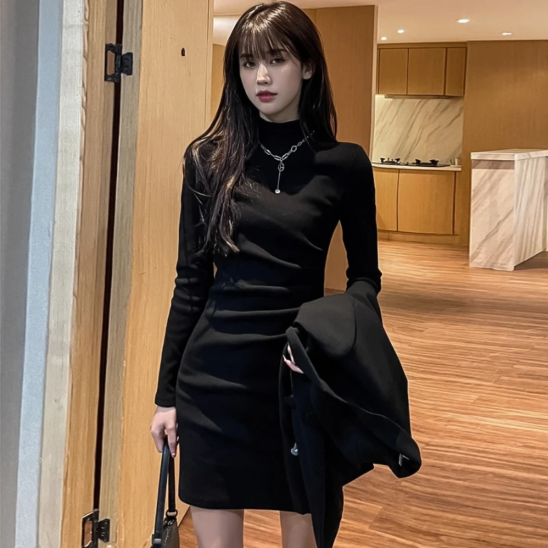 黑色连衣裙女2025新款秋冬配大衣内搭包臀裙收腰气质长袖打底裙子