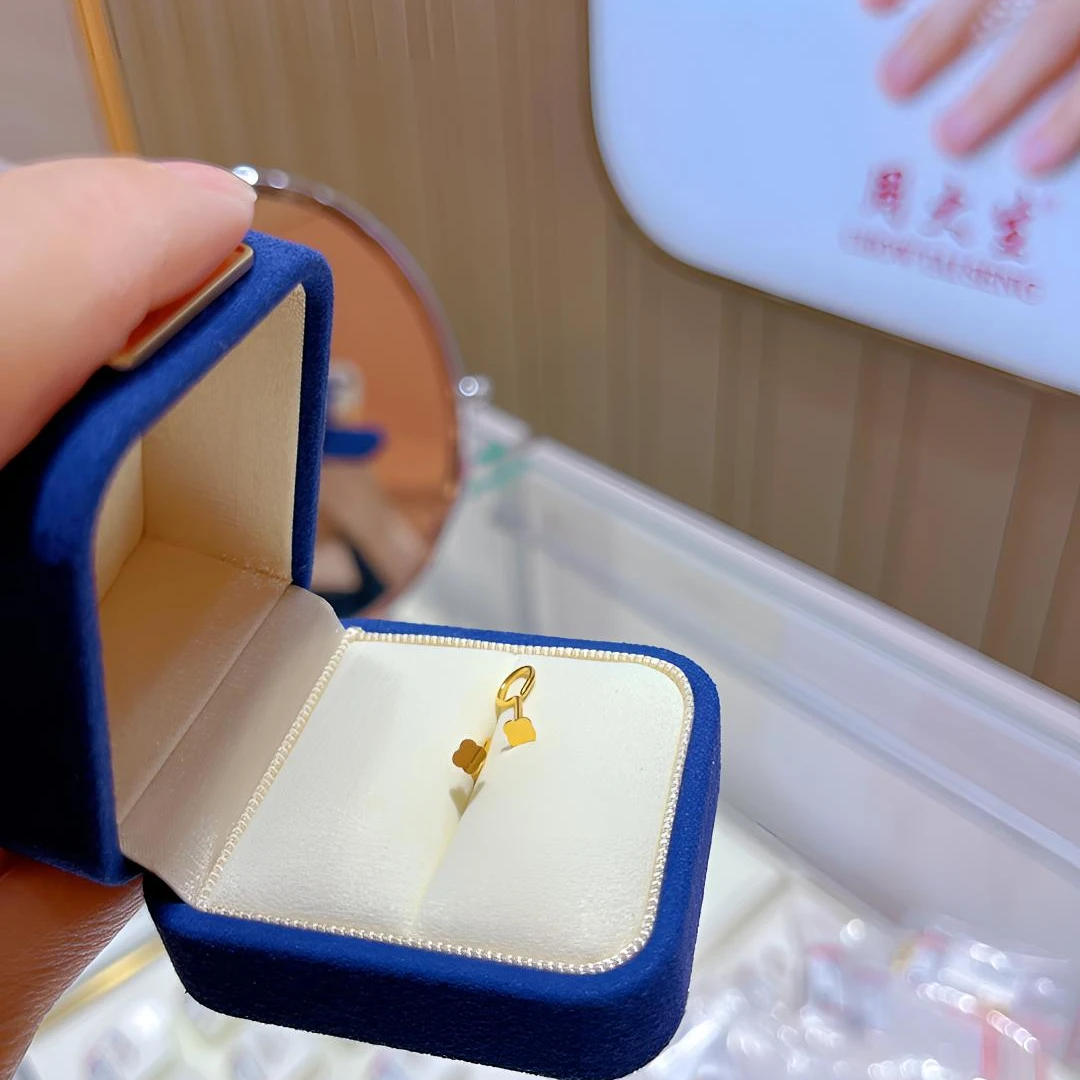 Chow Tai Seng/周大生足金亮面简约小四叶草耳钉