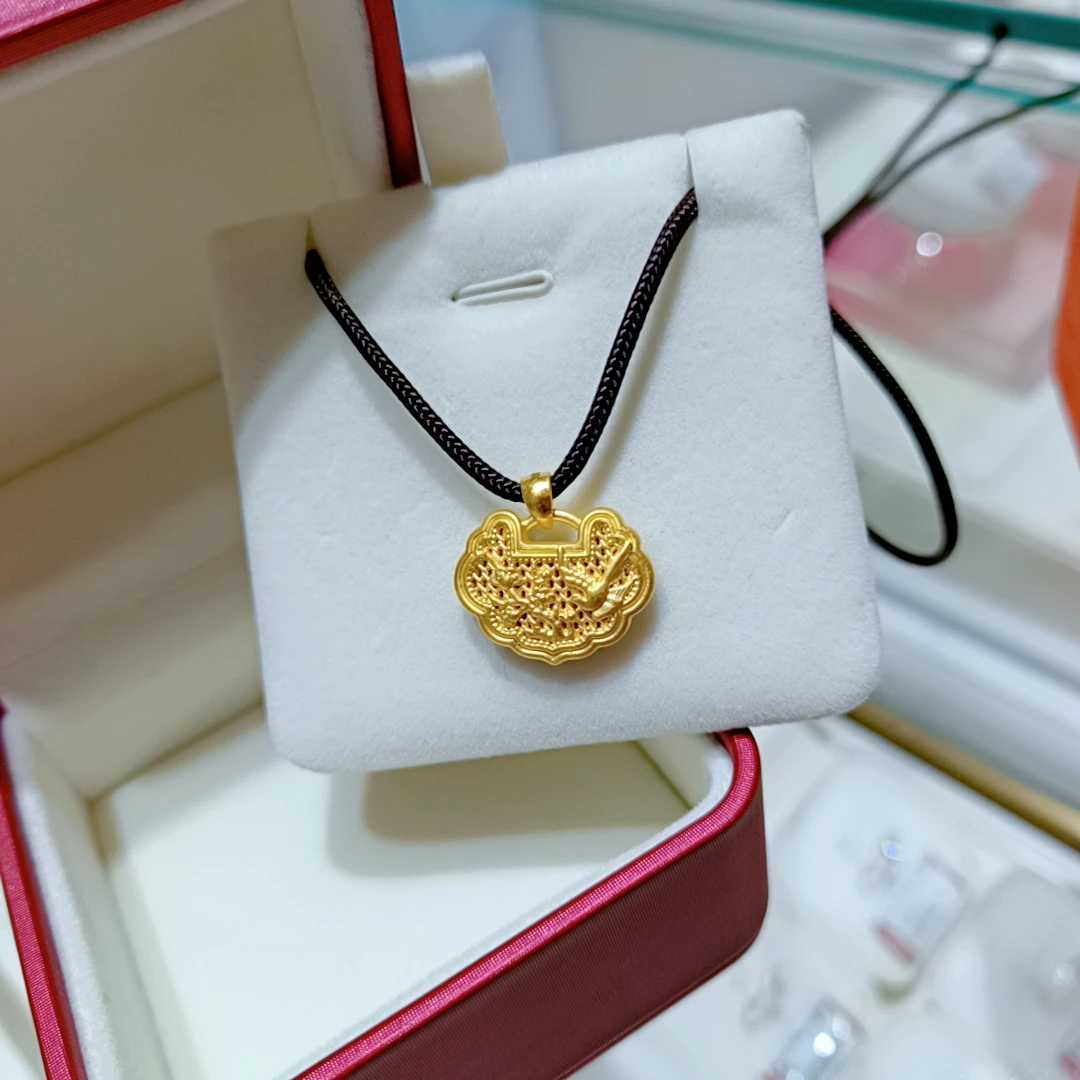 Chow Tai Seng/周大生足金喜上眉梢锁包镂空吊坠