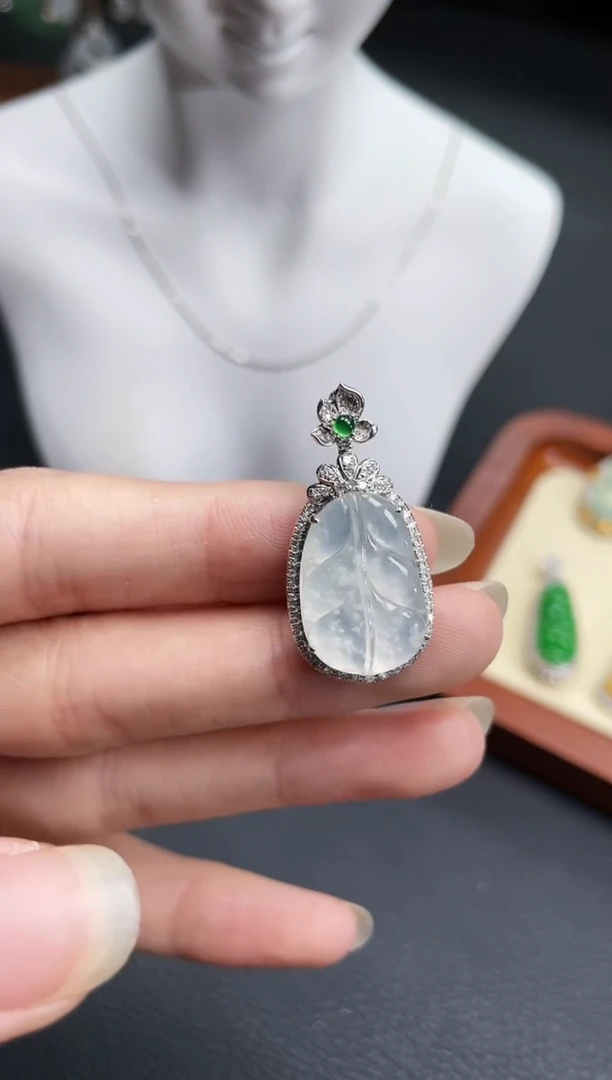 【闪购商品】翡翠颈饰18K金镶嵌叶子吊坠