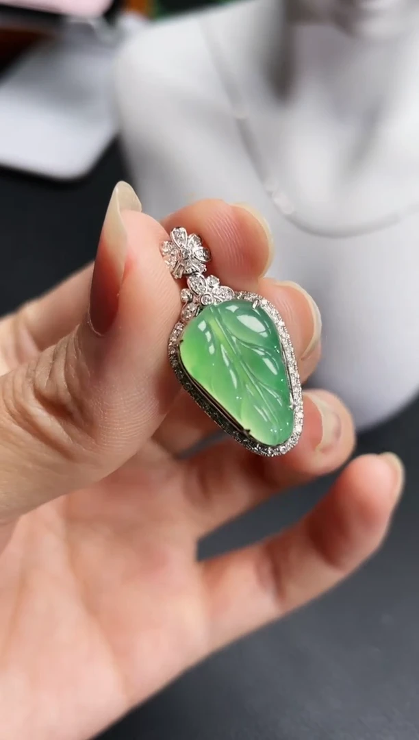 【闪购商品】翡翠颈饰18K金镶嵌叶子吊坠