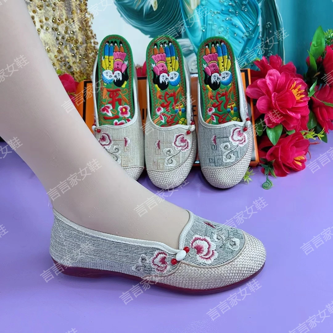 老北京时尚绣花鞋夏季舒适软底平底妈妈鞋~8366
