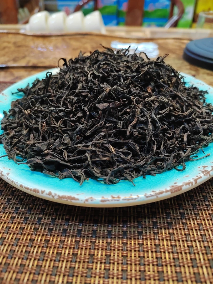 云南古树野生红茶，香气沉稳持久，口感甜润