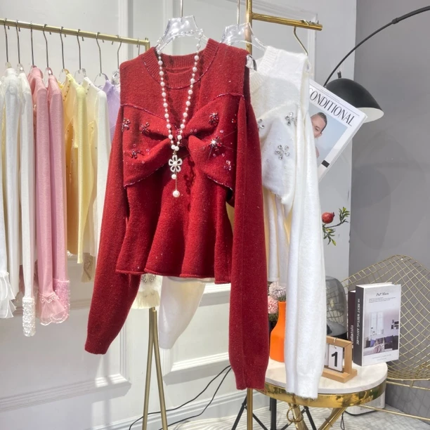 新年红漏肩轻奢时尚挺括有型手工缝钻女生秋冬款蝴蝶结圆领毛衣