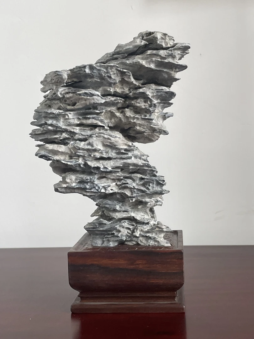 英石  产地广东  含座尺寸：长19厘米高10厘米宽7.5厘米