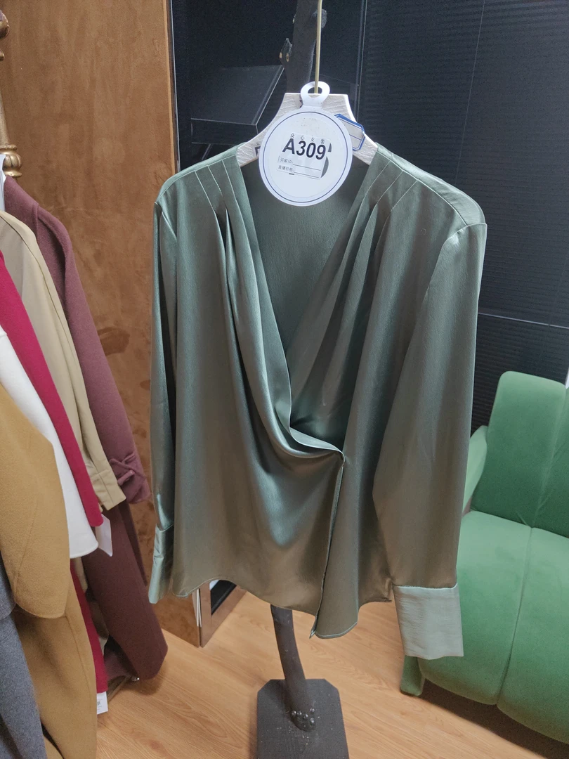 （309）众心服饰-非主图款女装-以主播展示介绍为主-单件印花拼接中