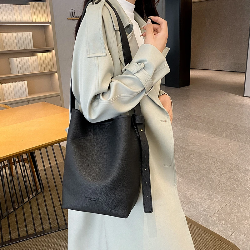 夏天小众水桶包斜挎包夏季百搭大容量单肩包休闲女包轻奢斜跨包