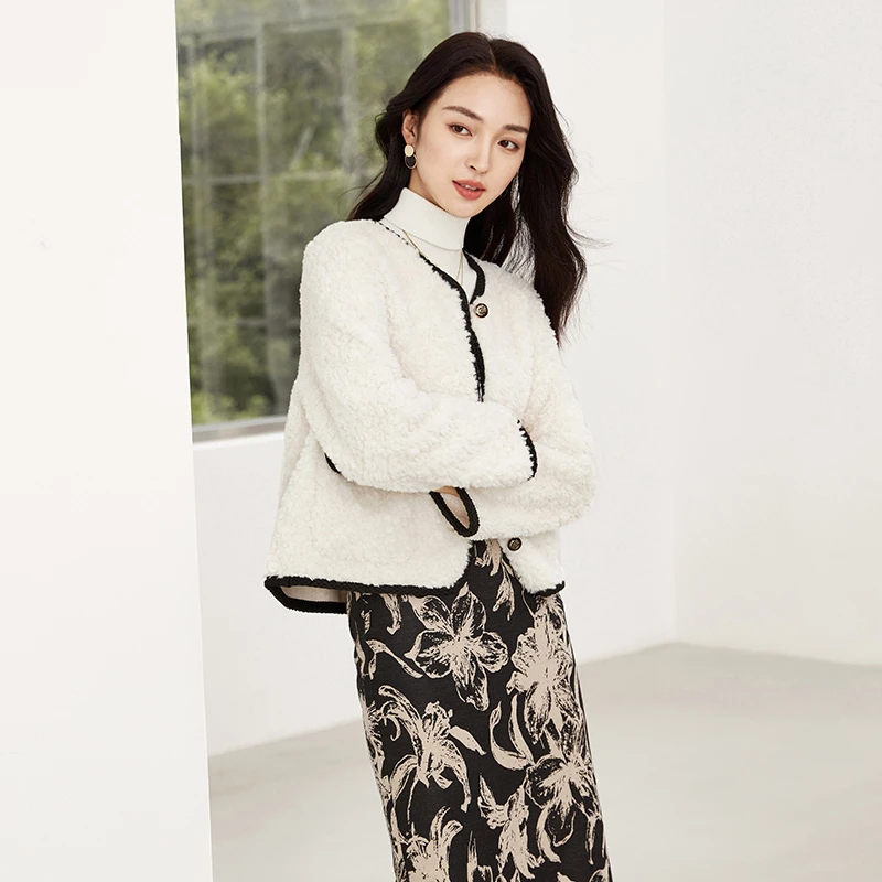 舒适保暖简约V领单排扣撞色设计颗粒绒外套8534X