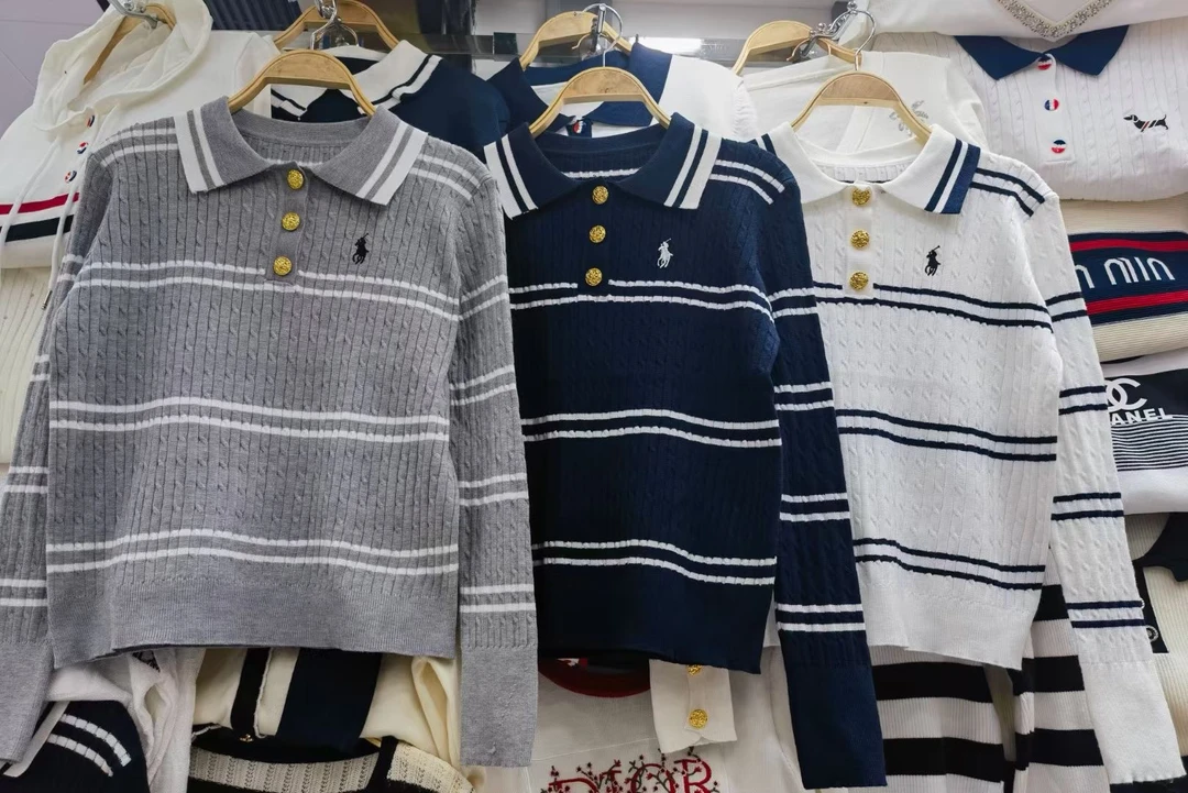 【龙爷轻奢】翻领长袖绣花横条纹针织衫