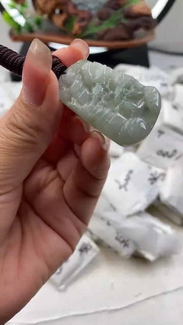 【闪购商品】翡翠颈饰未镶嵌山水牌微瑕