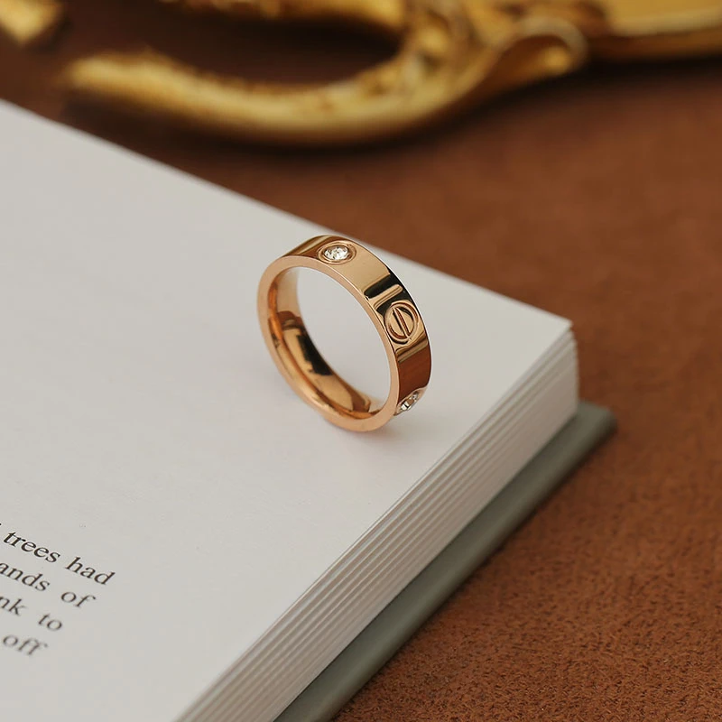 钛钢莫桑石戒指 经典男女情侣对戒素圈时尚气质简约卡家精致指环