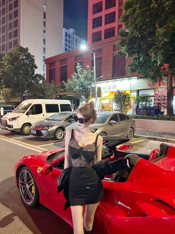 假两件设计蕾丝镂空V领连衣裙